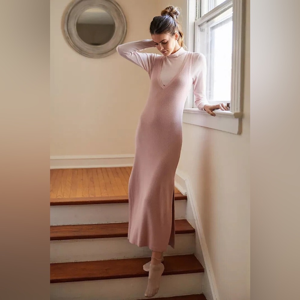 ✨ Anthropologie Slim V-Neck Dress